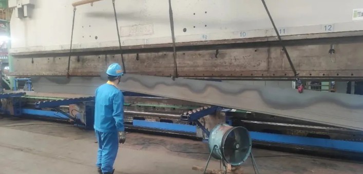 大明湖北加工中心突破极限解决超长件折弯难题，配套汽车制造企业
