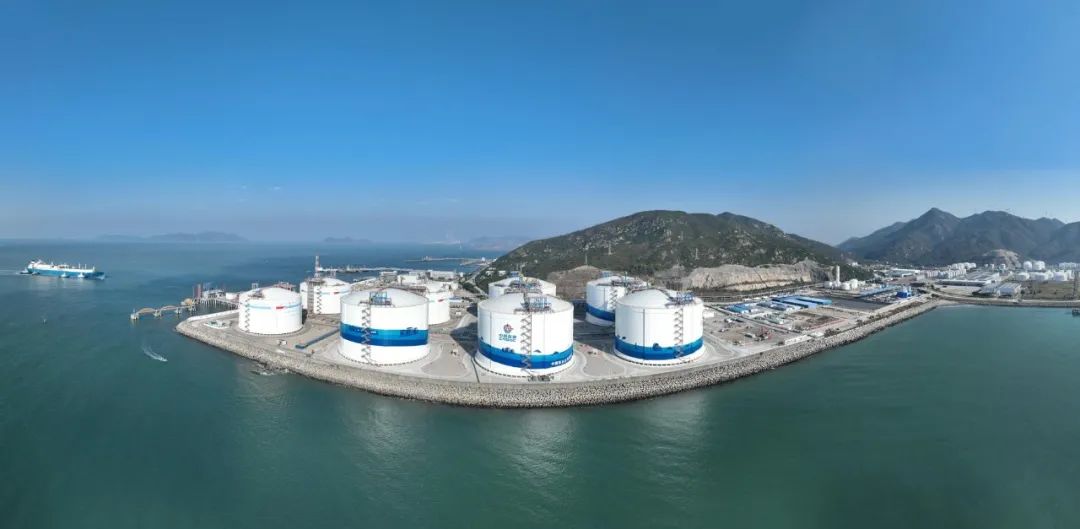 大明参建，中国海油金湾“绿能港”首座27万方LNG储罐投用
